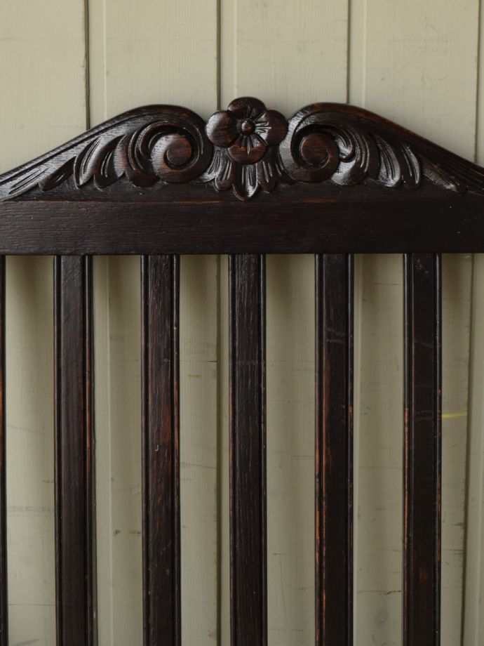 英国アンティーク家具らしい装飾