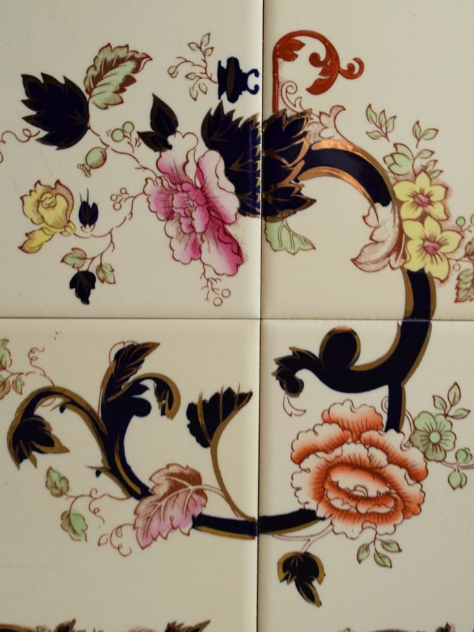 イギリスで見つけたアンティークのトレイ、お花の模様が美しいタイル