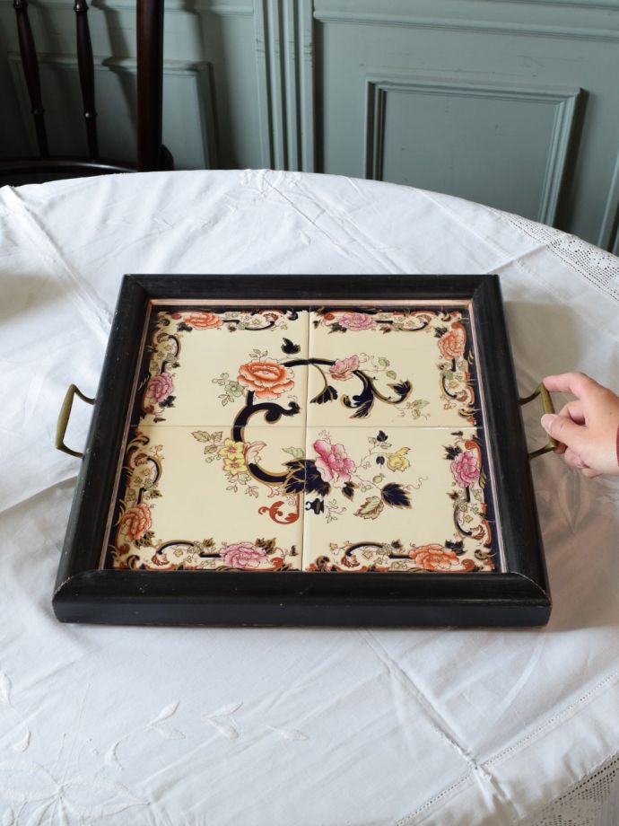 イギリスで見つけたアンティークのトレイ、お花の模様が美しいタイル