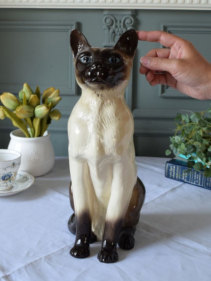 可愛いネコの置物