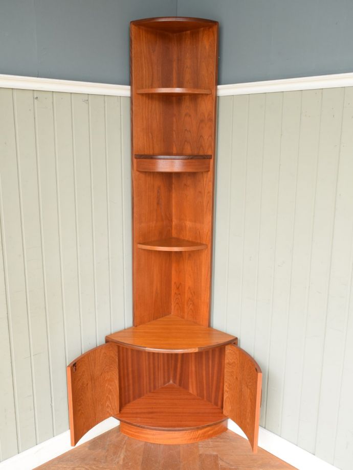 ビンテージキャビネットの扉の中