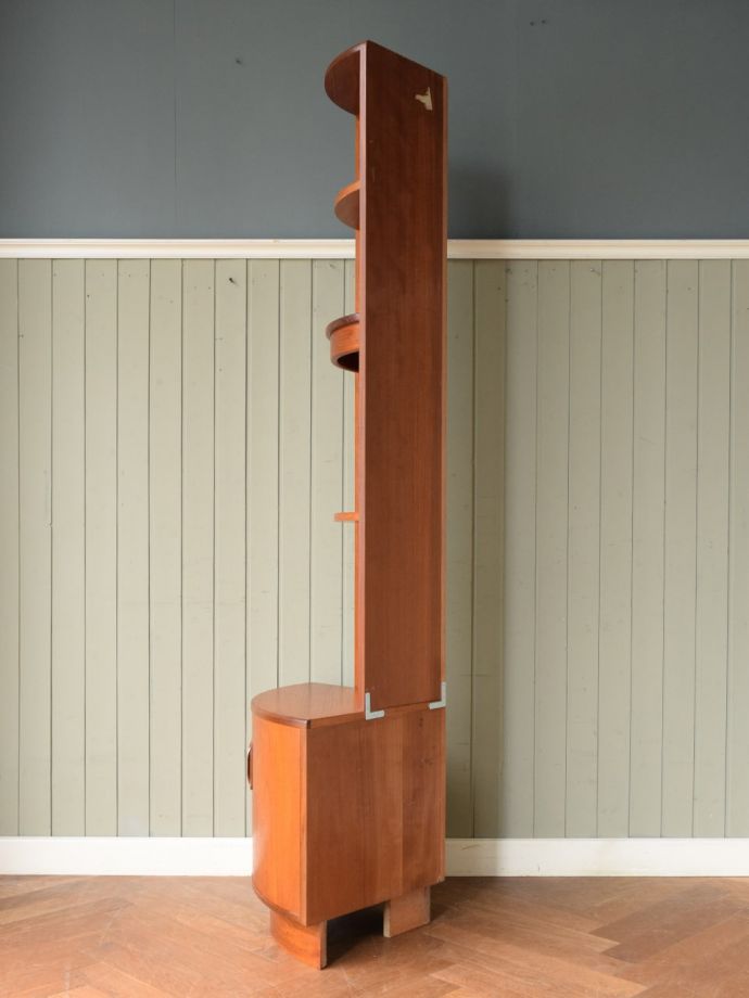 キャビネットの側面