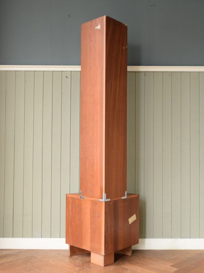 キャビネットの裏側