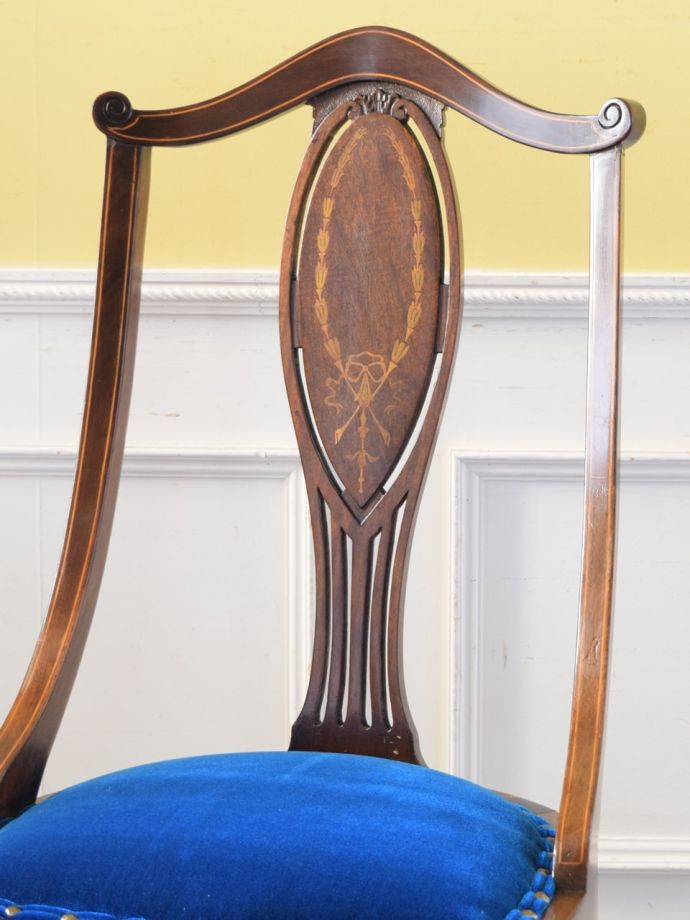 背もたれが美しいアンティークの椅子