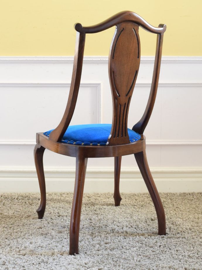 アンティークのサロンチェアの後ろ姿