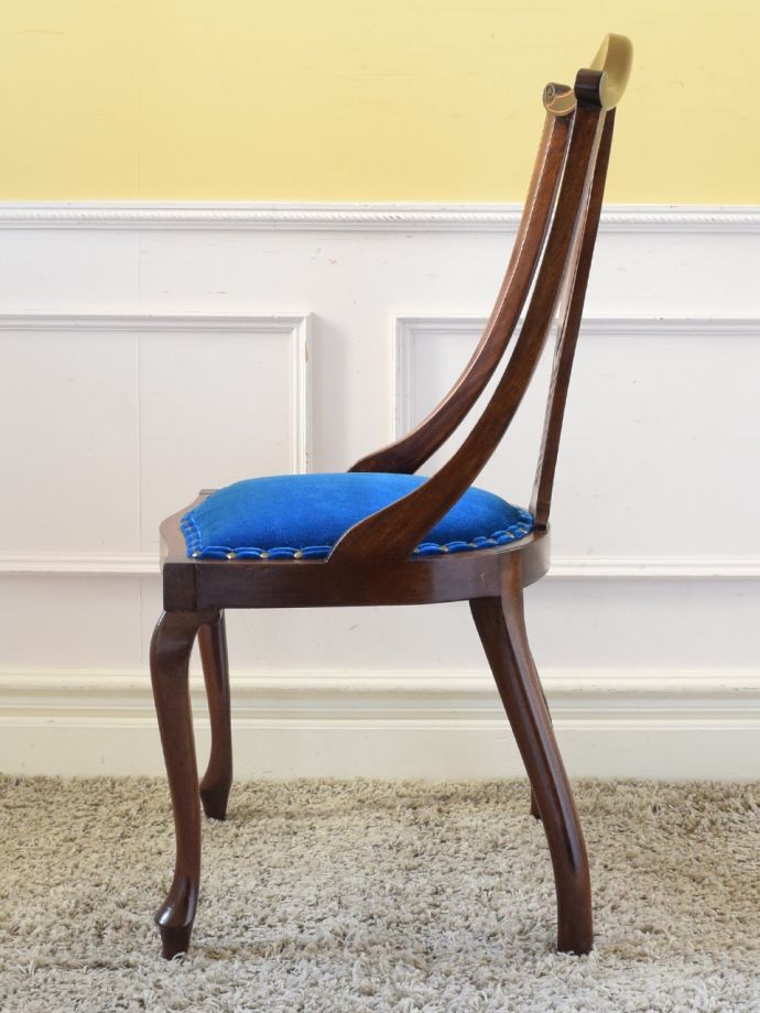 アンティークの椅子の側面