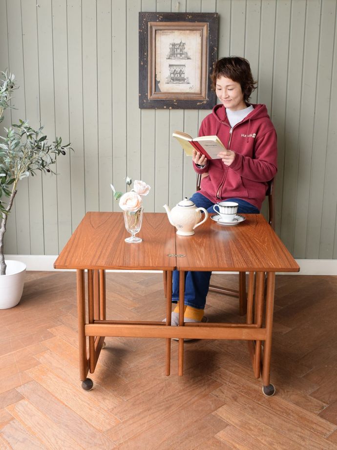 北欧スタイルのビンテージテーブル