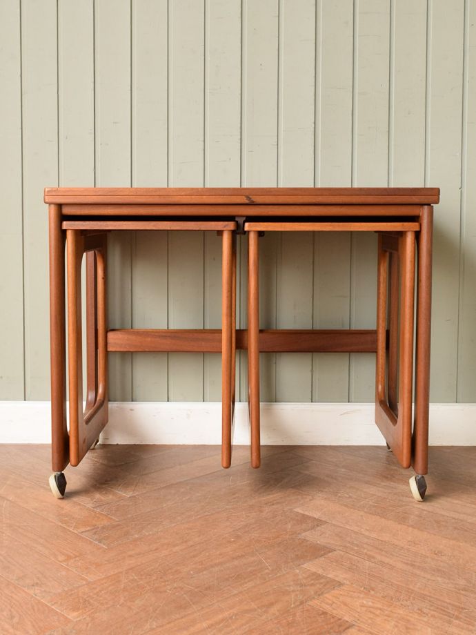 コーヒーテーブルの側面