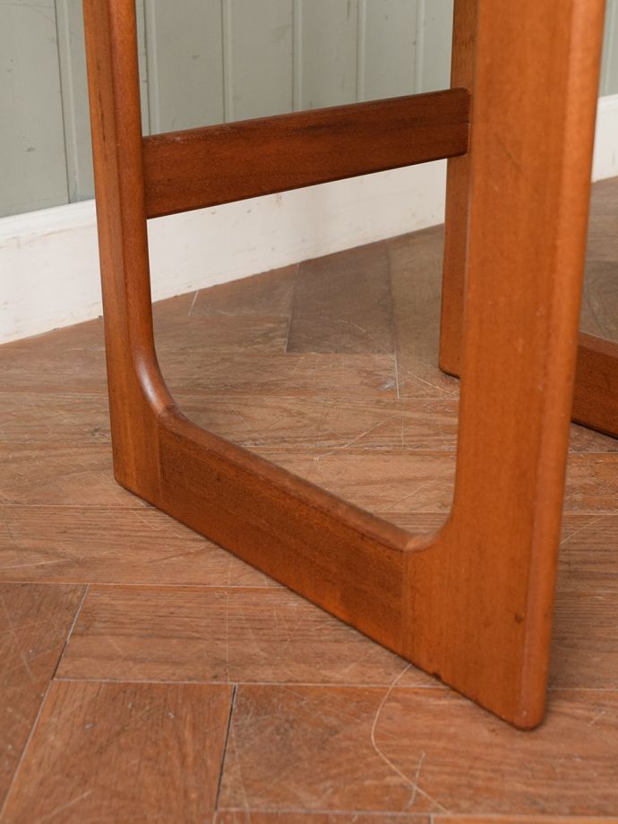 ビンテージテーブルの脚