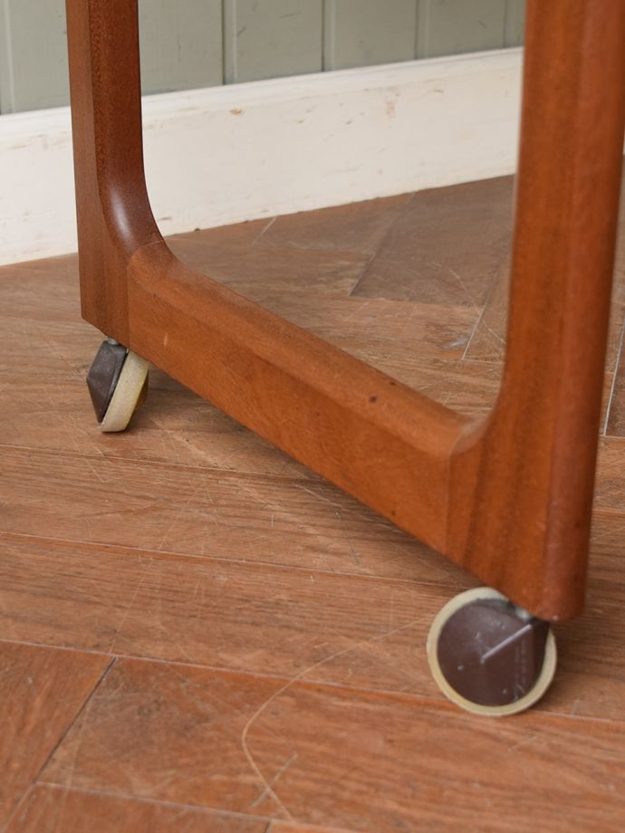 ビンテージテーブルの脚