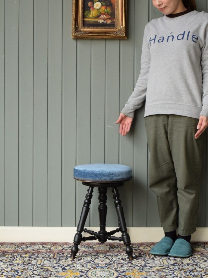 アンティークのピアノスツール