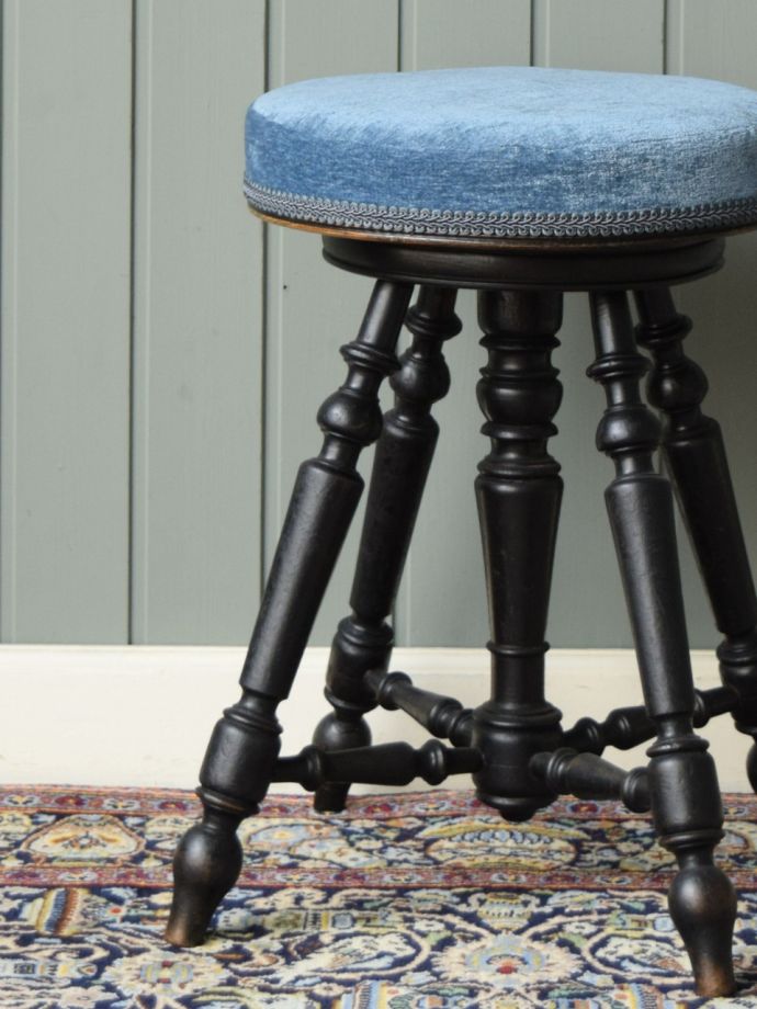 アンティークの椅子らしい美しい装飾