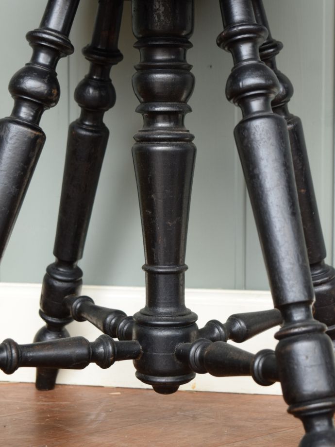 アンティークスツールの装飾