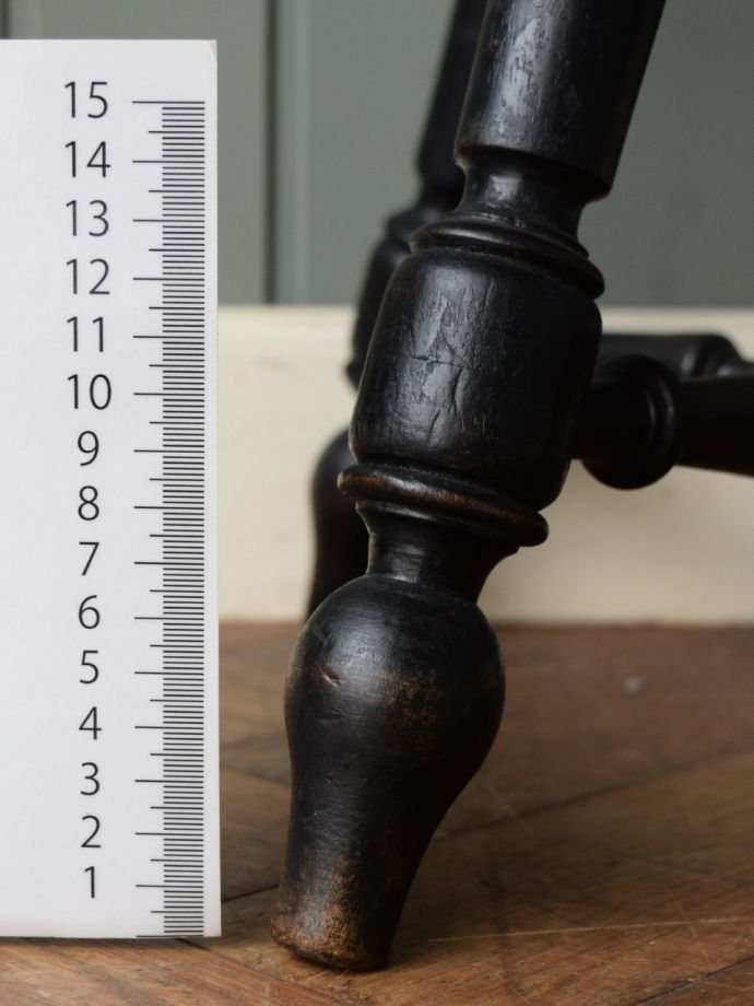 アンティークスツールの脚