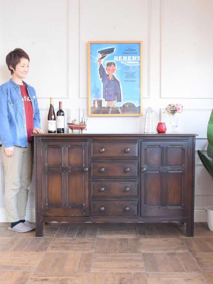 アンティークのキャビネット アンティーク家具 クラシックサイドボード 英国アンティーク家具らしい重厚なオトナの美しさ重厚感のあるドッシリとした雰囲気の彫がたっぷり入ったサイドボード、もともとはダイニングでサーブ用に使われていた家具です。(m-687-f)