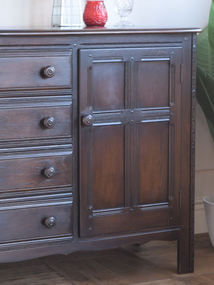 アンティークのキャビネット アンティーク家具 アーコール社のサイドボード、北欧の老舗メーカーERCOLのヴィンテージ家具 扉の奥はたっぷり収納扉を開けると、中にはたっぷりの収納。(m-687-f)