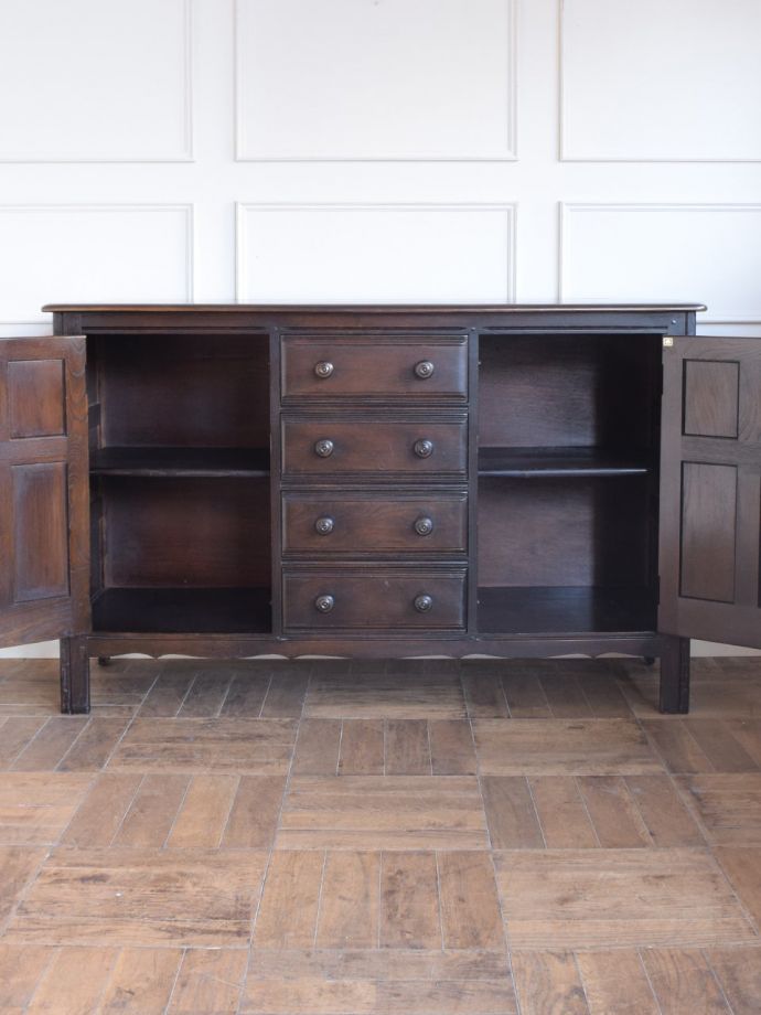 アンティークのキャビネット アンティーク家具 アーコール社のサイドボード、北欧の老舗メーカーERCOLのヴィンテージ家具 扉の奥はたっぷり収納扉を開けると、中にはたっぷりの収納。(m-687-f)