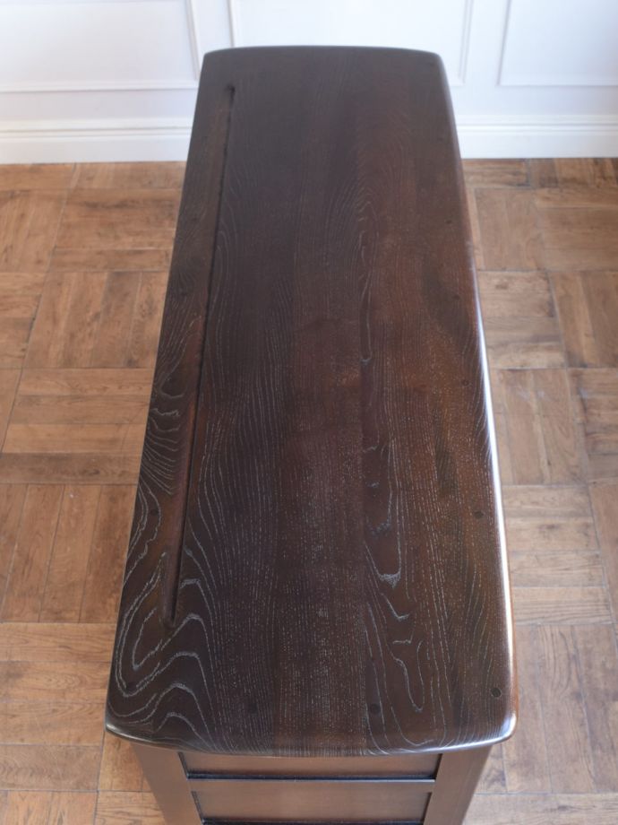 アンティークのキャビネット アンティーク家具 クラシックサイドボード 上から見てるとこんな感じです。(m-687-f)