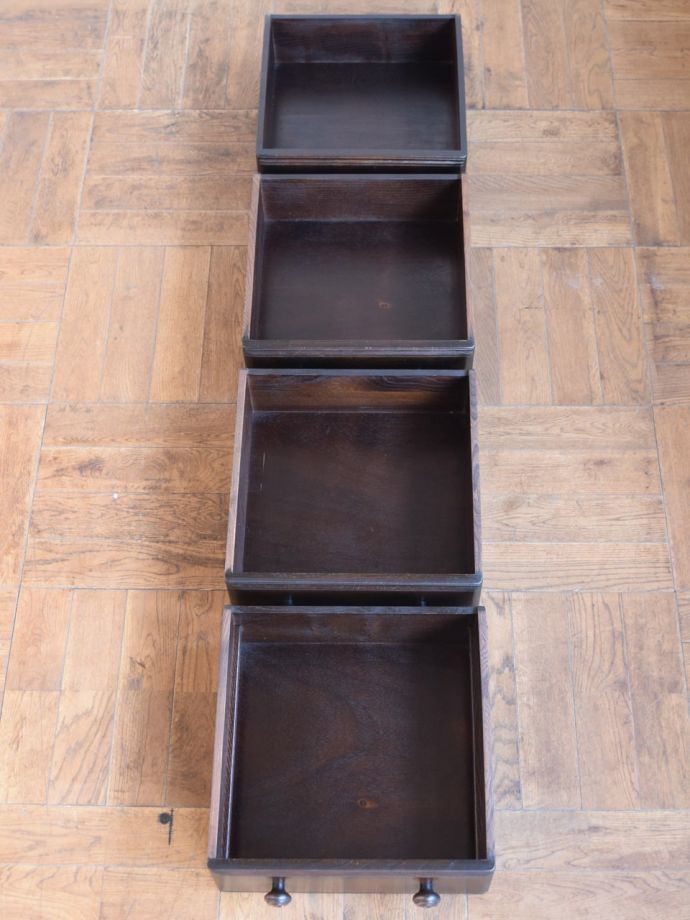 アンティークのキャビネット アンティーク家具 クラシックサイドボード 引き出しの中もキレイに修復しましたもともとカトラリーを入れて使っていた引き出し。(m-687-f)