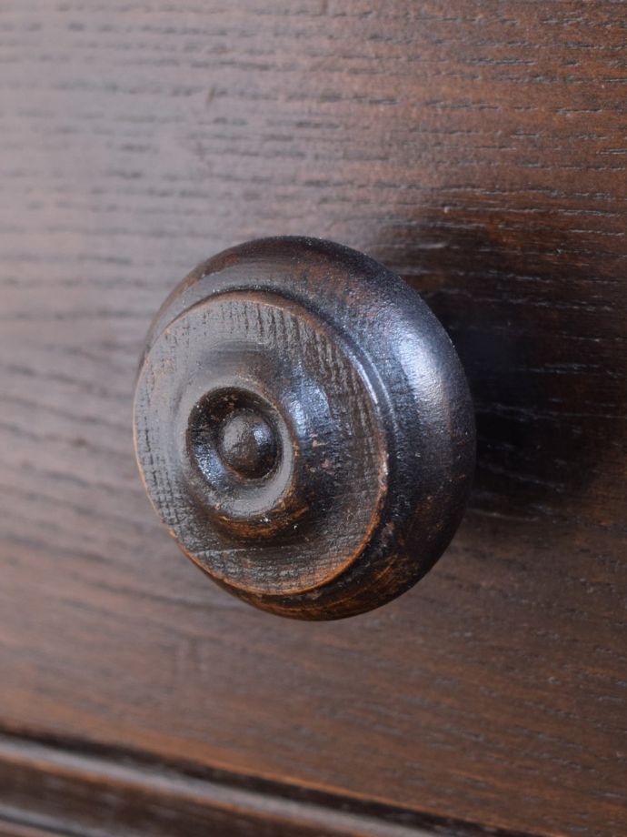 アンティークのキャビネット アンティーク家具 クラシックサイドボード 取っ手にまでアンティークらしさ時間の流れが感じられる凝ったデザインの味わい深い取っ手。(m-687-f)