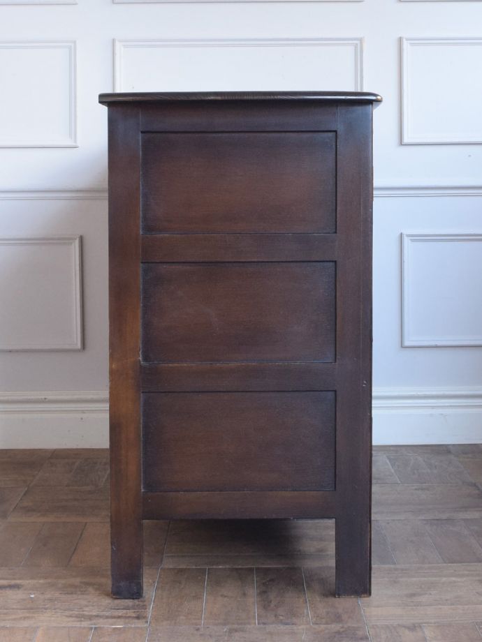 アンティークのキャビネット アンティーク家具 クラシックサイドボード もちろん横から見てもステキ横顔にだって妥協しません。(m-687-f)