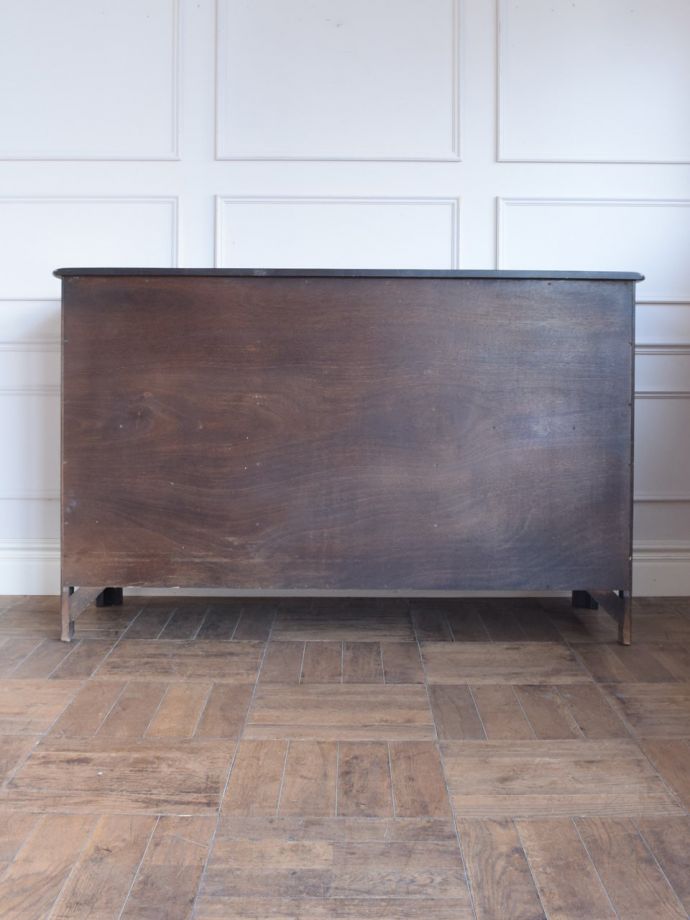 アンティークのキャビネット アンティーク家具 クラシックサイドボード さらに後ろ姿もチェックアンティークは新品ではないので、もちろん経年変化によるキズはありますが、専門の職人がキレイに修復しました。(m-687-f)