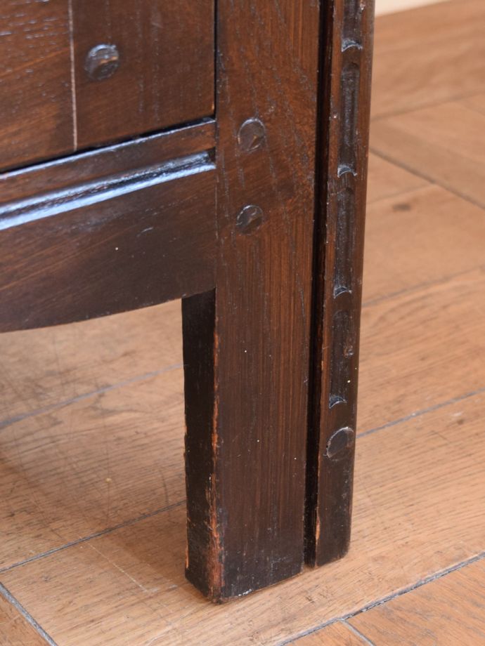 アンティークのキャビネット アンティーク家具 クラシックサイドボード 女性1人でラクラク運べちゃう仕掛けHandleのアンティークは、脚の裏にフェルトキーパーをお付けしています。(m-687-f)