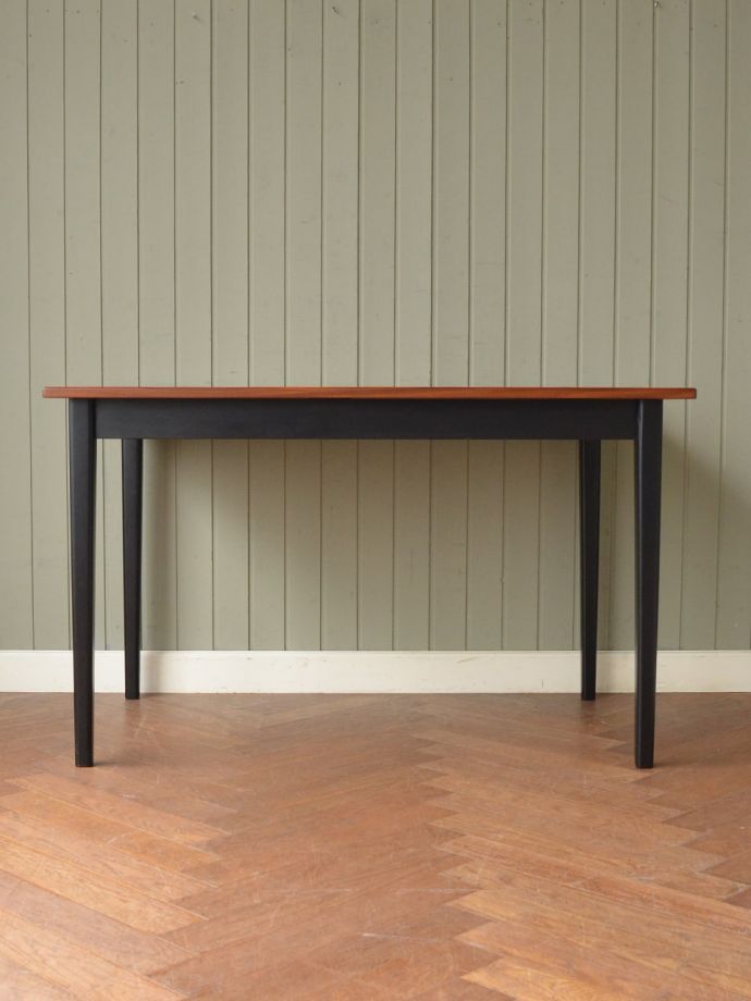 ビンテージテーブルの側面