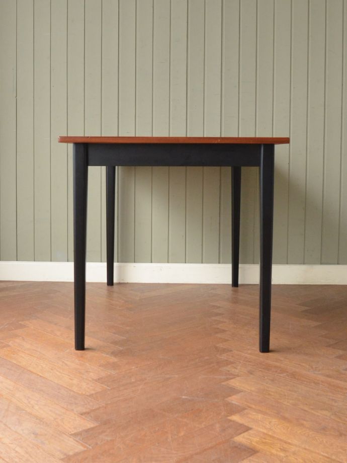 テーブルの反対側