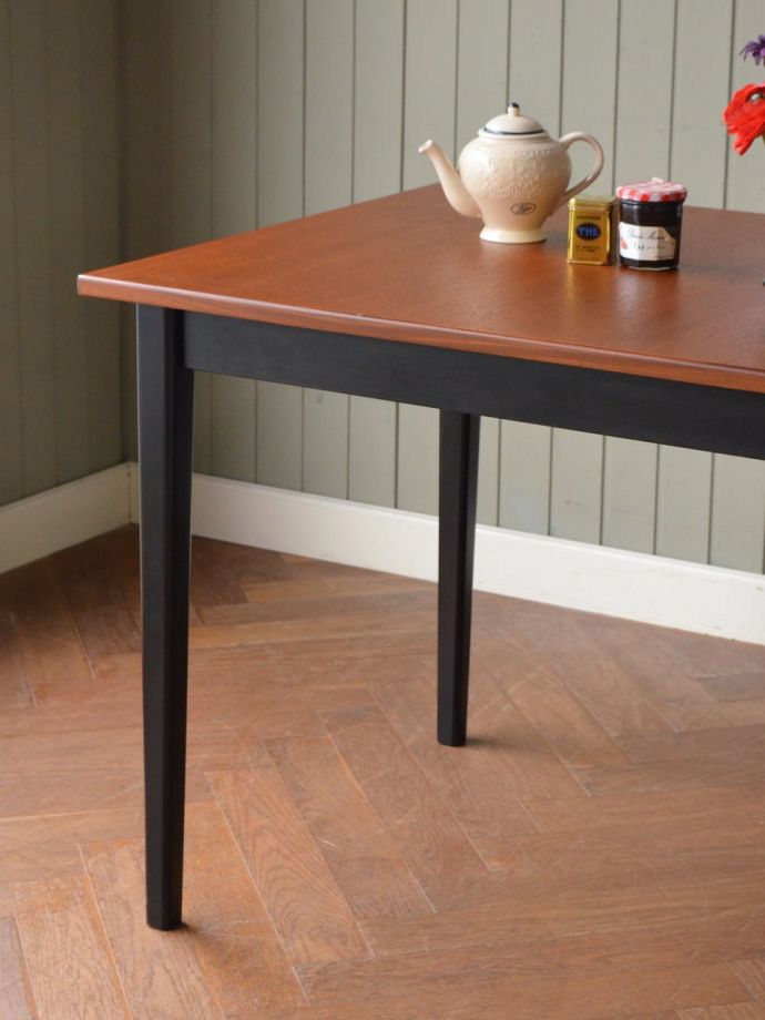 北欧スタイルのビンテージテーブル