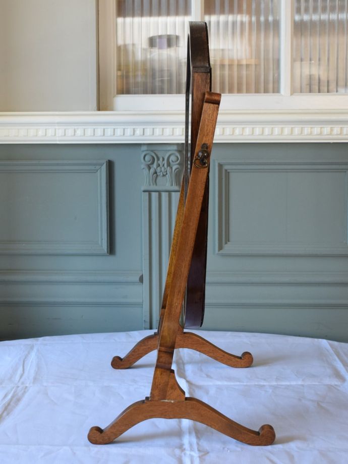 英国アンティークのおしゃれな鏡、盾の形をした木製のスタンドミラー(m