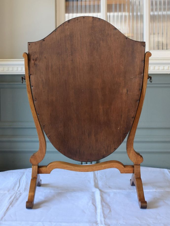 英国アンティークのおしゃれな鏡、盾の形をした木製のスタンドミラー(m