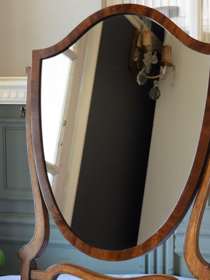 英国アンティークのおしゃれな鏡、盾の形をした木製のスタンドミラー(m