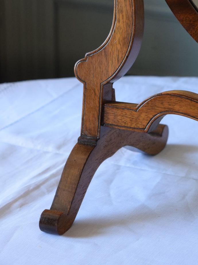 英国アンティークのおしゃれな鏡、盾の形をした木製のスタンドミラー(m