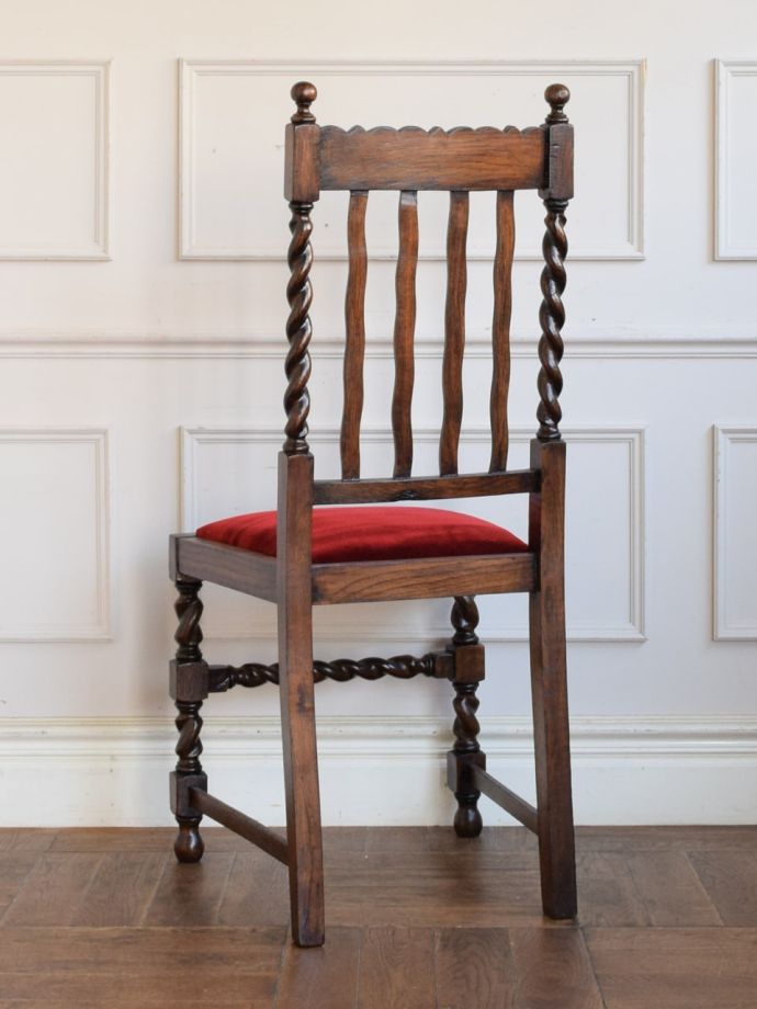 アンティークチェアの後ろ姿