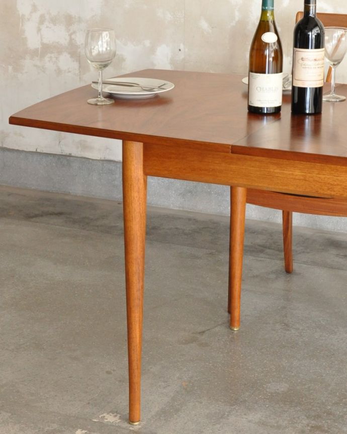 アンティークのテーブル　アンティーク家具　60ｓ　エクステンションテーブル　スッキリとカッコイイ脚先にいくほど微妙にシェープされたスッキリとした脚。(m-689-f)