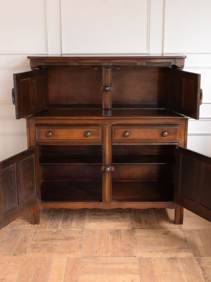 アーコールのキャビネットの扉の中