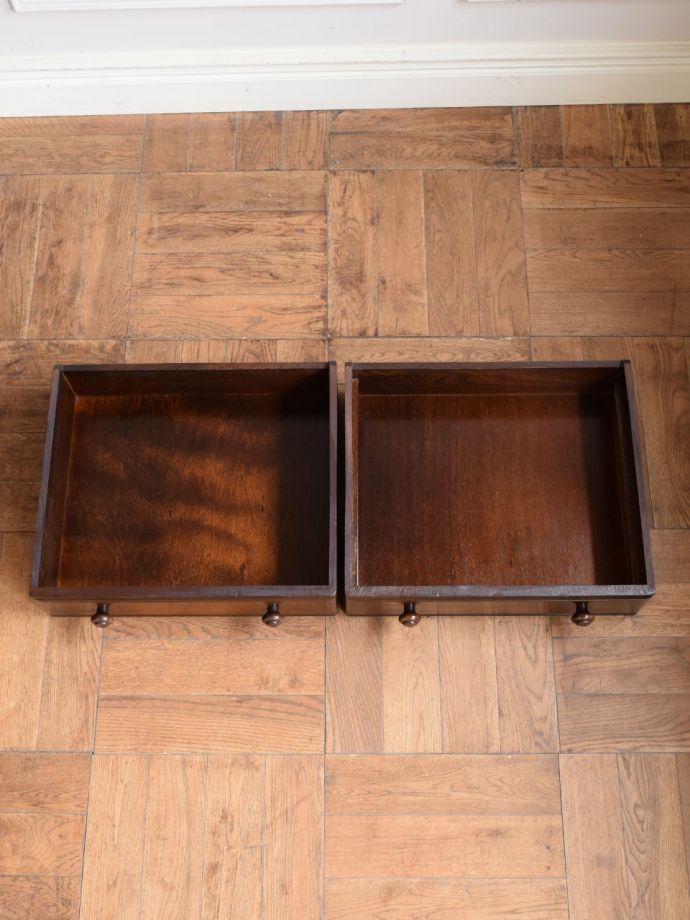 サイドボードの引き出しの中