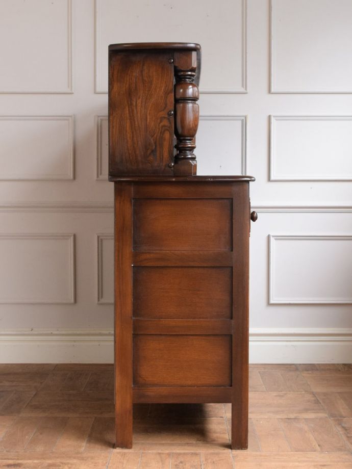 アーコールのキャビネットの側面