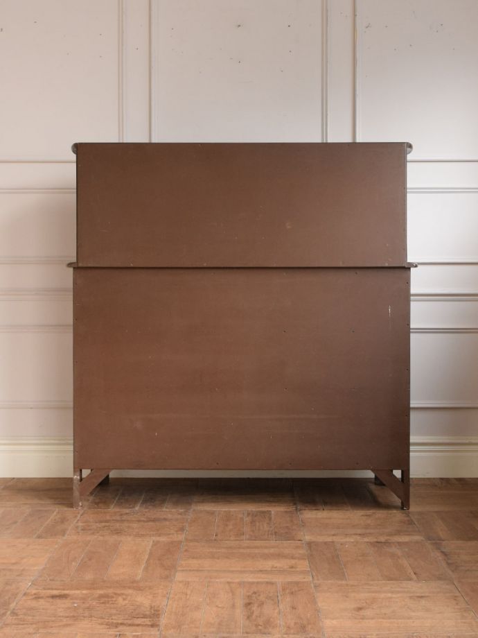 ビンテージキャビネットの後ろ姿