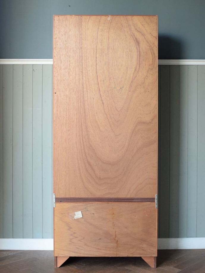 G-PLANのキャビネットの後ろ姿