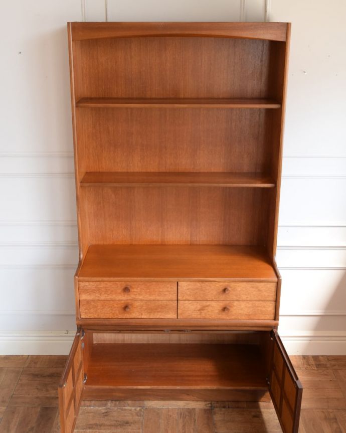 アンティークのキャビネット アンティーク家具 ネイサン カップボード 扉の中を開けてみましょう扉を開けてみると、中はこんな感じに仕上がっています。(m-692-f)