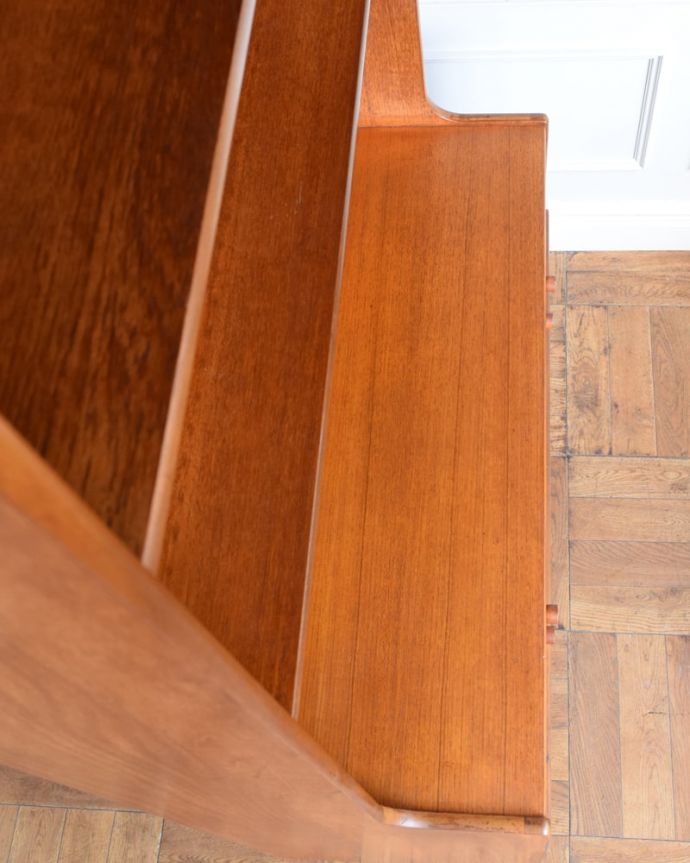 アンティークのキャビネット アンティーク家具 ネイサン カップボード 天板の塗装もキレイに仕上げましたヴィンテージの家具は年代が若いので修復方法も様々。(m-692-f)