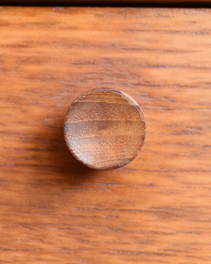 アンティークのキャビネット アンティーク家具 ネイサン カップボード シンプルでカッコいい取っ手北欧デザインらしいシンプルなデザインの取っ手。(m-692-f)