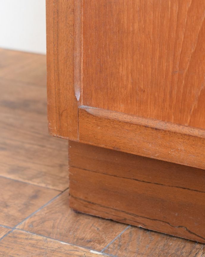 アンティークのキャビネット アンティーク家具 ネイサン カップボード 女性1人でラクラク運べちゃうんですHandleのアンティークは、脚の裏にフェルトキーパーをお付けしています。(m-692-f)