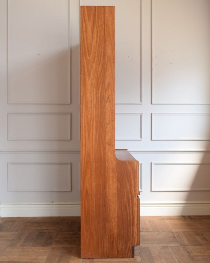 アンティークのキャビネット アンティーク家具 ネイサン カップボード 横から見てもステキ横から見てもスッキリとしてカッコいい!。(m-692-f)