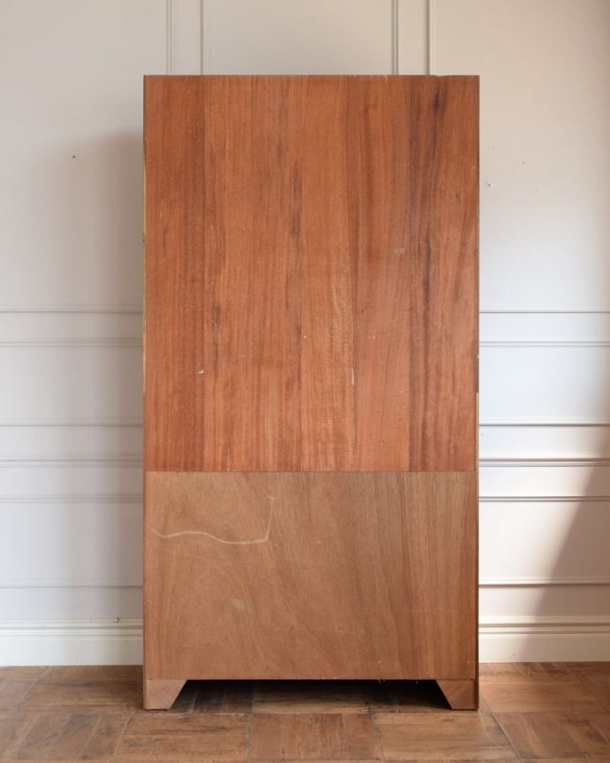 アンティークのキャビネット アンティーク家具 ネイサン カップボード 後ろ姿はこんな感じアンティークは新品ではないので、経年変化によるキズはありますが、専門の職人がキレイにお直しをしているので、後ろ姿も見て下さい。(m-692-f)