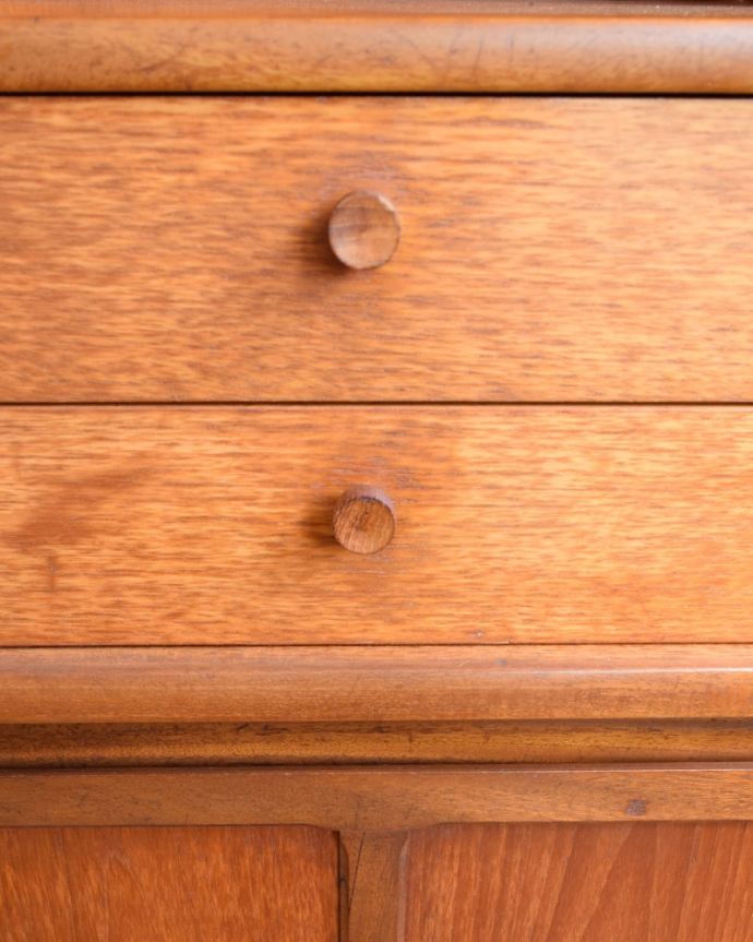 アンティークのキャビネット アンティーク家具 ネイサン カップボード こんな所もスタイリッシュ家具に似合うシンプルな取っ手。(m-692-f)