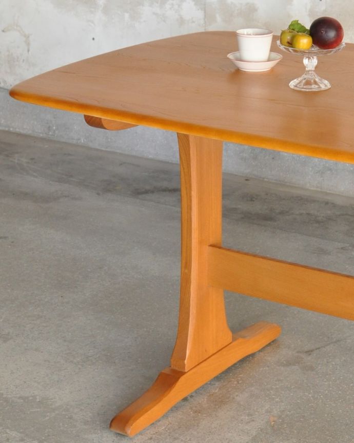 アーコール社のダイニングテーブル