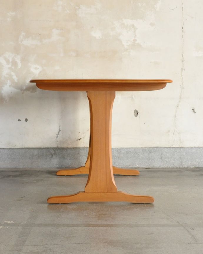 ビンテージテーブルの側面